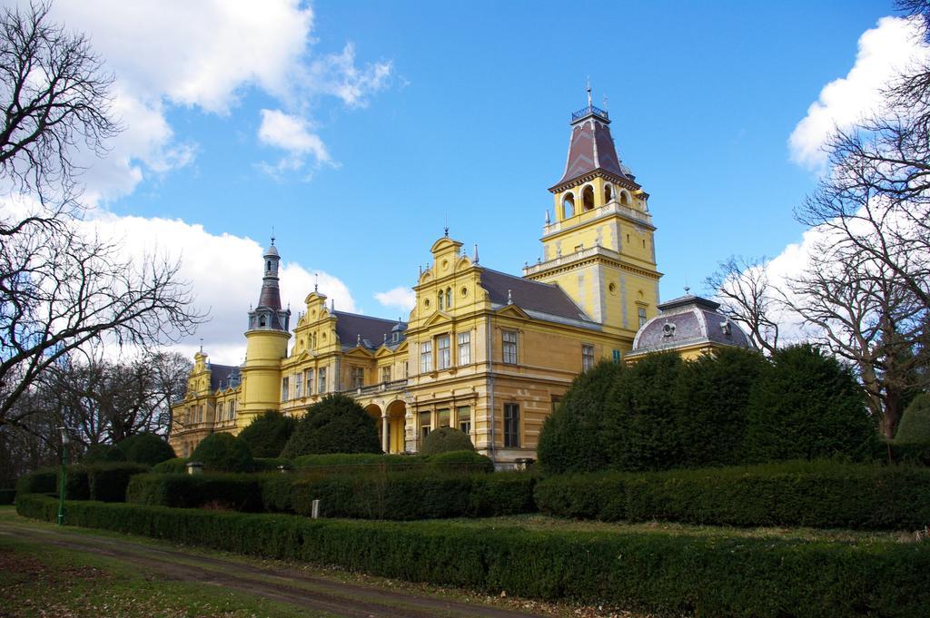 Hotel Deutsches Haus Szabadkígyós Esterno foto